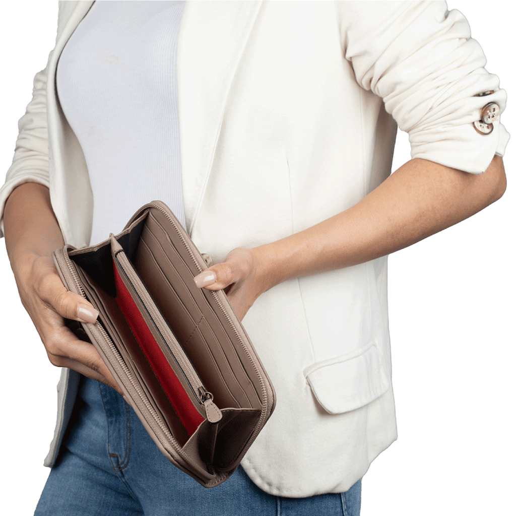 A rectangle bubbled leather wallet big enough for your cards and cash. Made of Spanish Nappa Leather